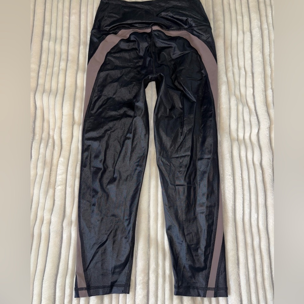 Victoria's Secret Sport Smooth Black Capri Leggings with mauve side Panels SzS